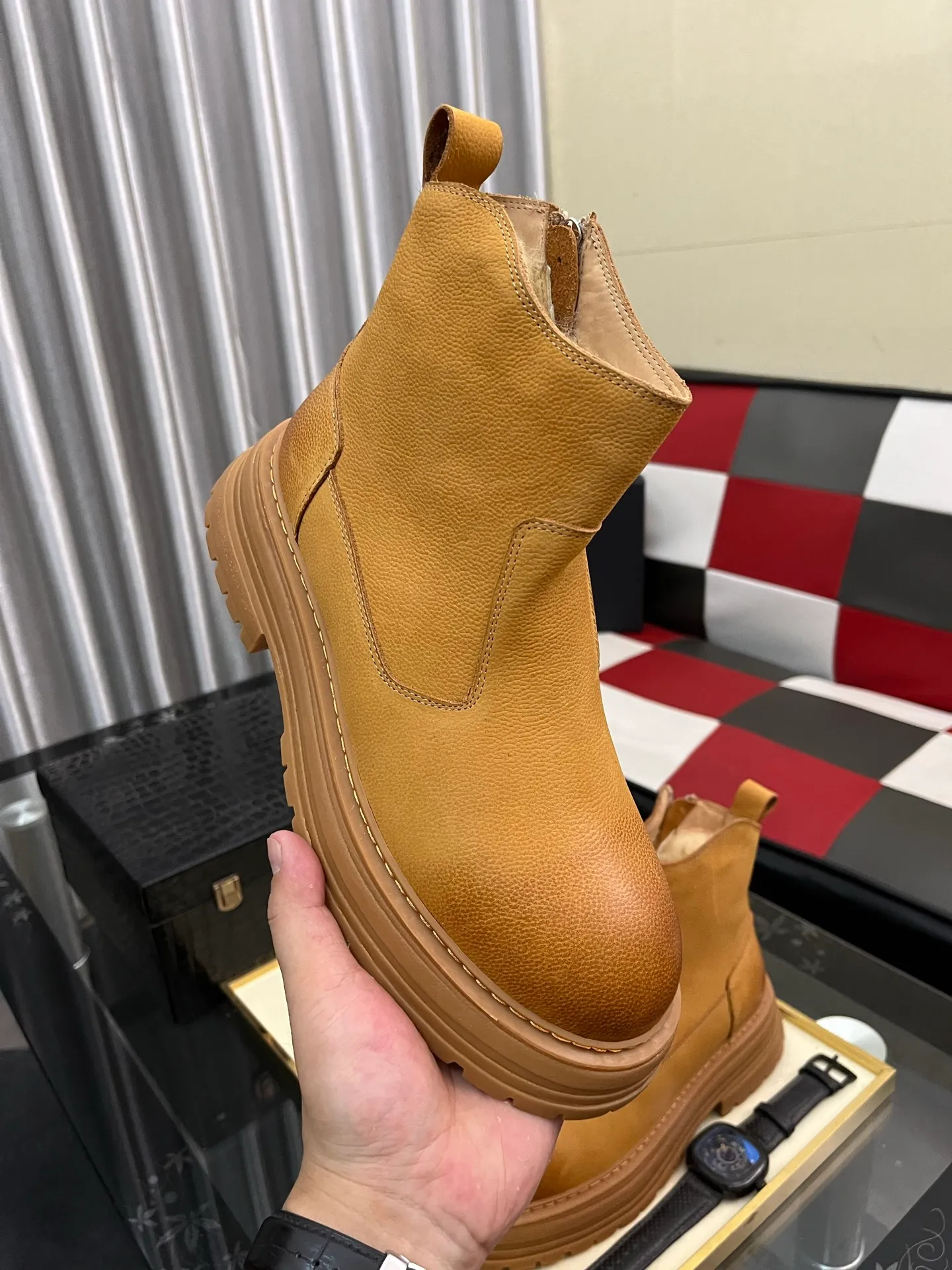Ex-factory price: 680⌚️⌚️Thick wool imported from Australia Brand: UGG genuine purchasing agent Size: 39-44 (45 customized) Grade: Official website 1:1 Material: First layer of genuine leather waterproof and antifreeze upper Real wool lining Original non-slip and wear-resistant outsole Style category: Men's casual shoes Trendy style Comfortable on the feet Color: Official website color synchronization